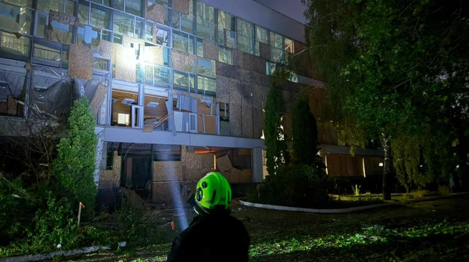 Уламки російського дрона впали біля школи у Святошинському районі Києва