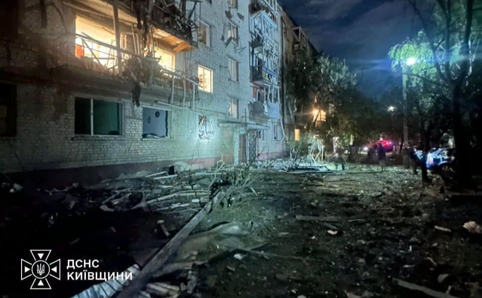 Вечірня атака дронів на Київ: 13 постраждалих і пожежі в районах