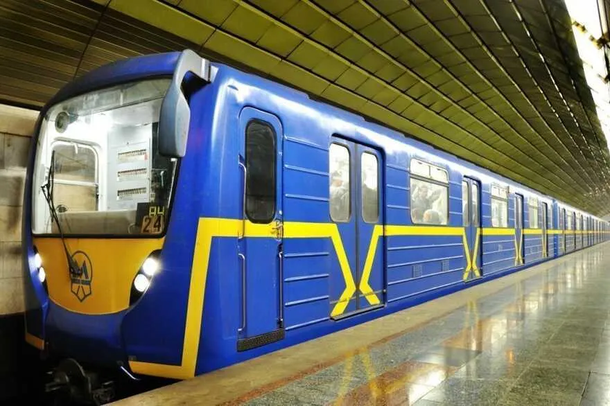 Кияни сперечаються, чи платити за метро під час тривог