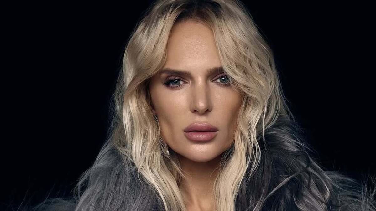 Готочкіна показала фотосесію в атласній сукні та корсеті