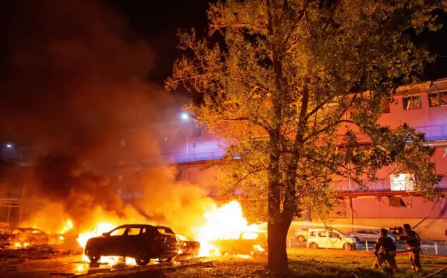 Стовп диму біля Lavina Mall: Київ знову під ударом дронів