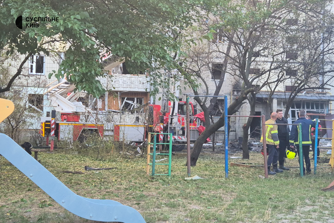 Дрон РФ влучив у 9-поверхівку в Києві: загинула жінка