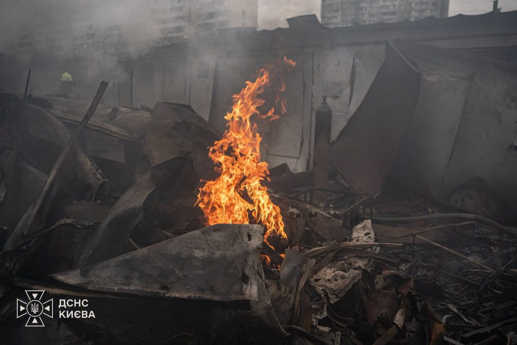 У Києві зруйновано 16 гаражів після удару рф, двоє загиблих