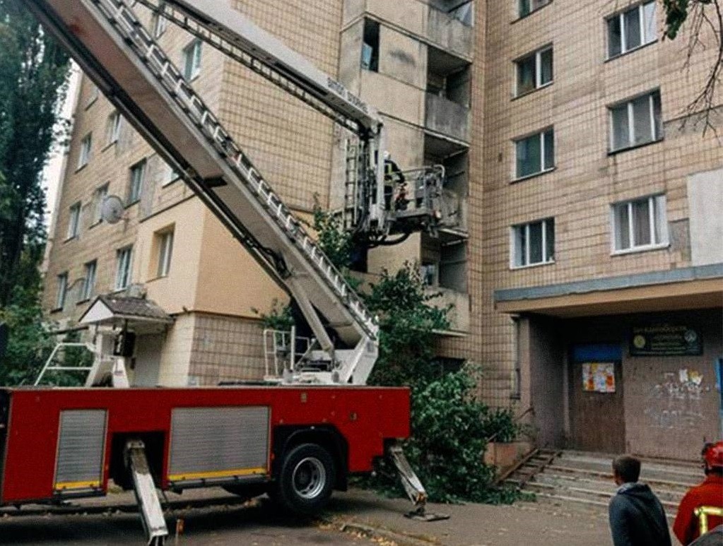 У Києві рятувальники визволили дворічного хлопчика з кімнати