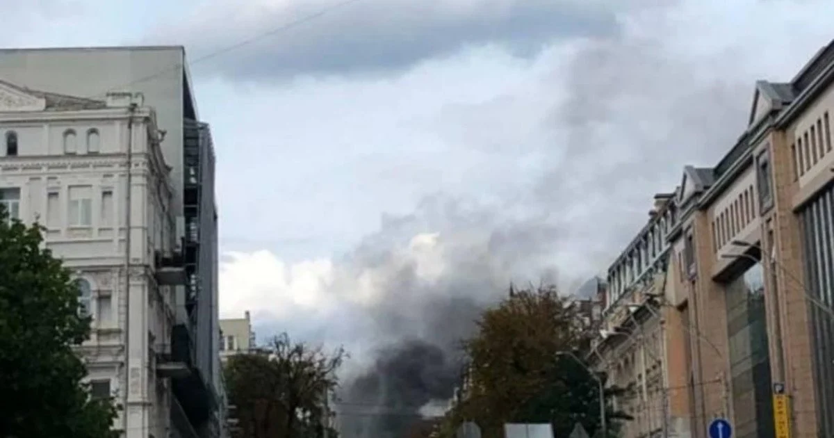 Масштабна пожежа біля Центрального вокзалу Києва після атаки дронів