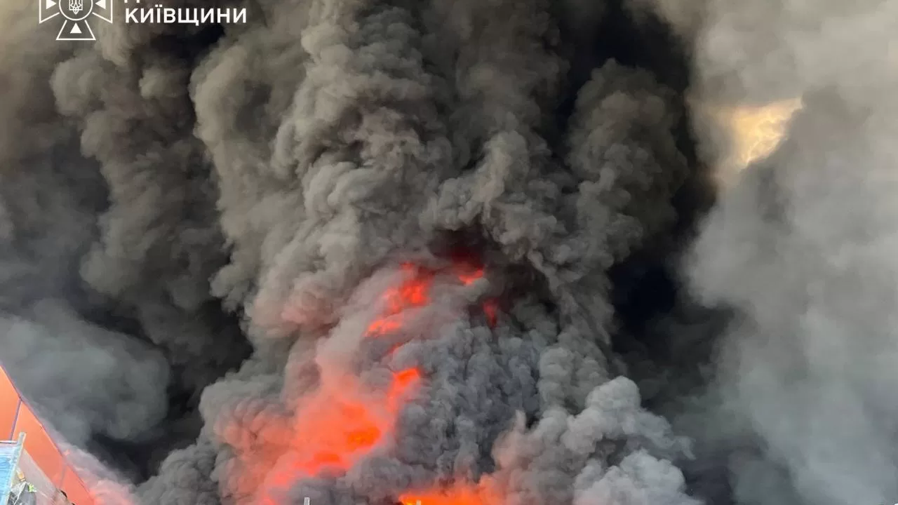 Рятувальники гасять масштабну пожежу на складах у Бориспільському районі